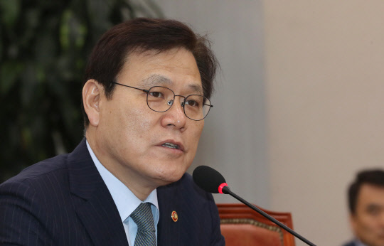 답변하는 최종구 금융위원장       (서울=연합뉴스) 하사헌 기자 = 최종구 금융위원장이 26일 오전 열린 법사위 전체회의에서 의원질의에 답변하고 있다.  2018.7.26      toadboy@yna.co.kr  (끝)